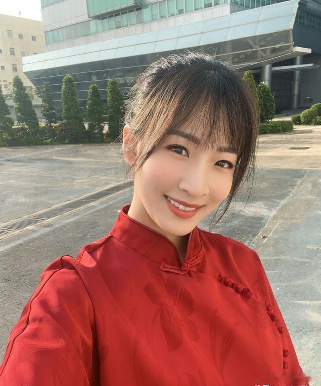TVB女星演鬼爆红后突然离巢，白天拍戏晚上开出租，九年配角活出人间清醒 