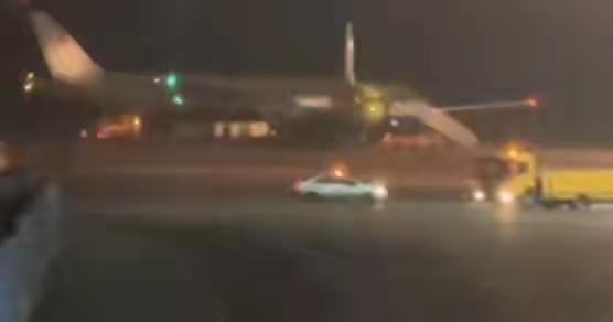 俄罗斯一波音777客机起飞后引擎起火，载有412名乘客和13名机组人员，已降落。