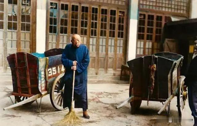 黄金荣为何没去台湾，在上海扫大街

黄金荣晚年确实在“上海大世界”门口扫过马路，