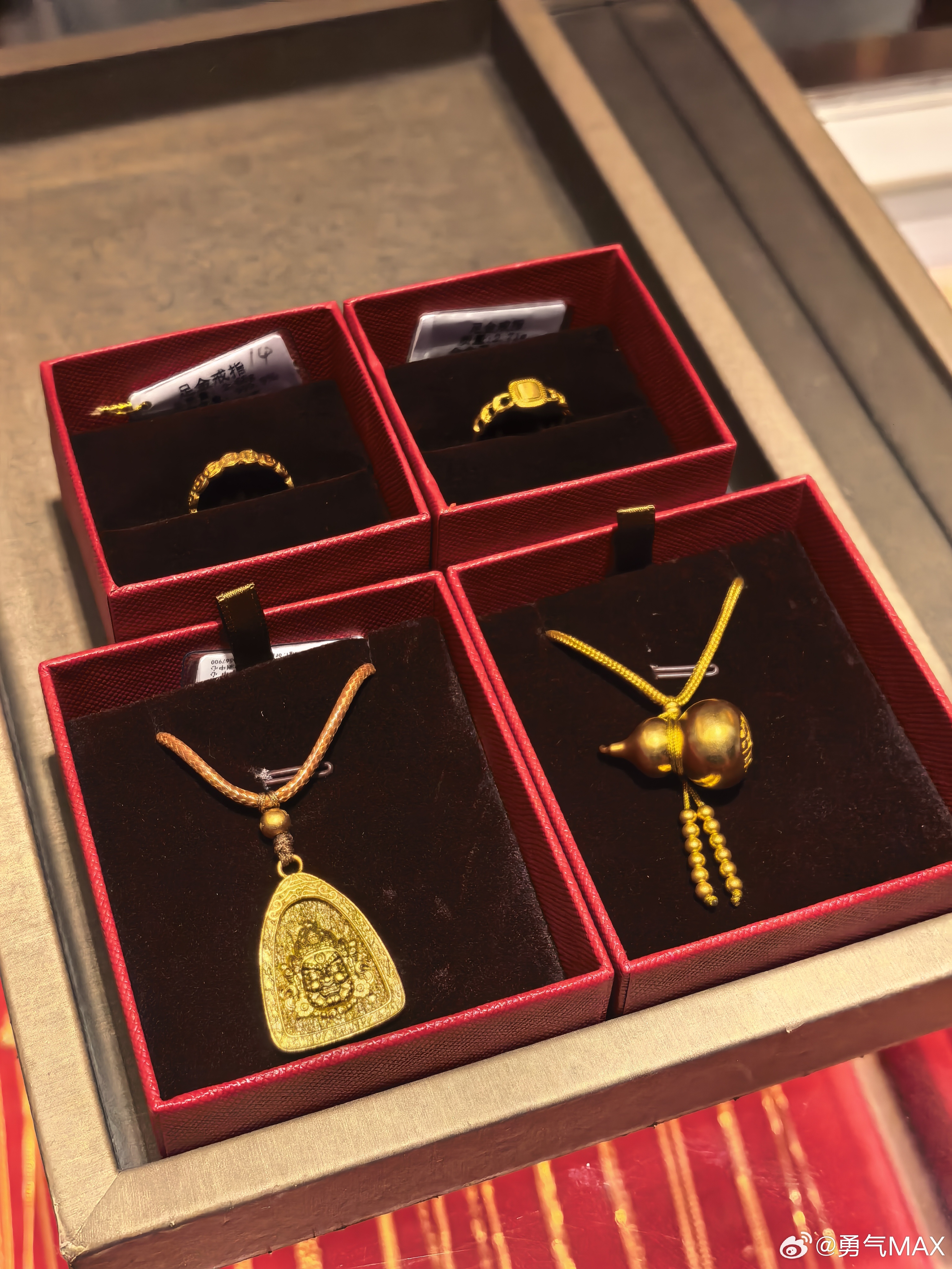 情侣去年看三金未买现在3万变6万我结婚的时候买黄金500多一克就这我也觉得贵现在