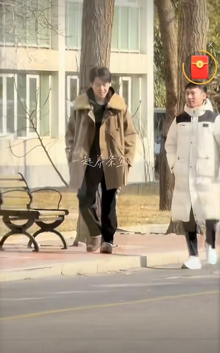 又见王楚钦[笑哭]！
今天，网上一段视频里，王楚钦和好朋友牛冠凯像是刚结束聚会，