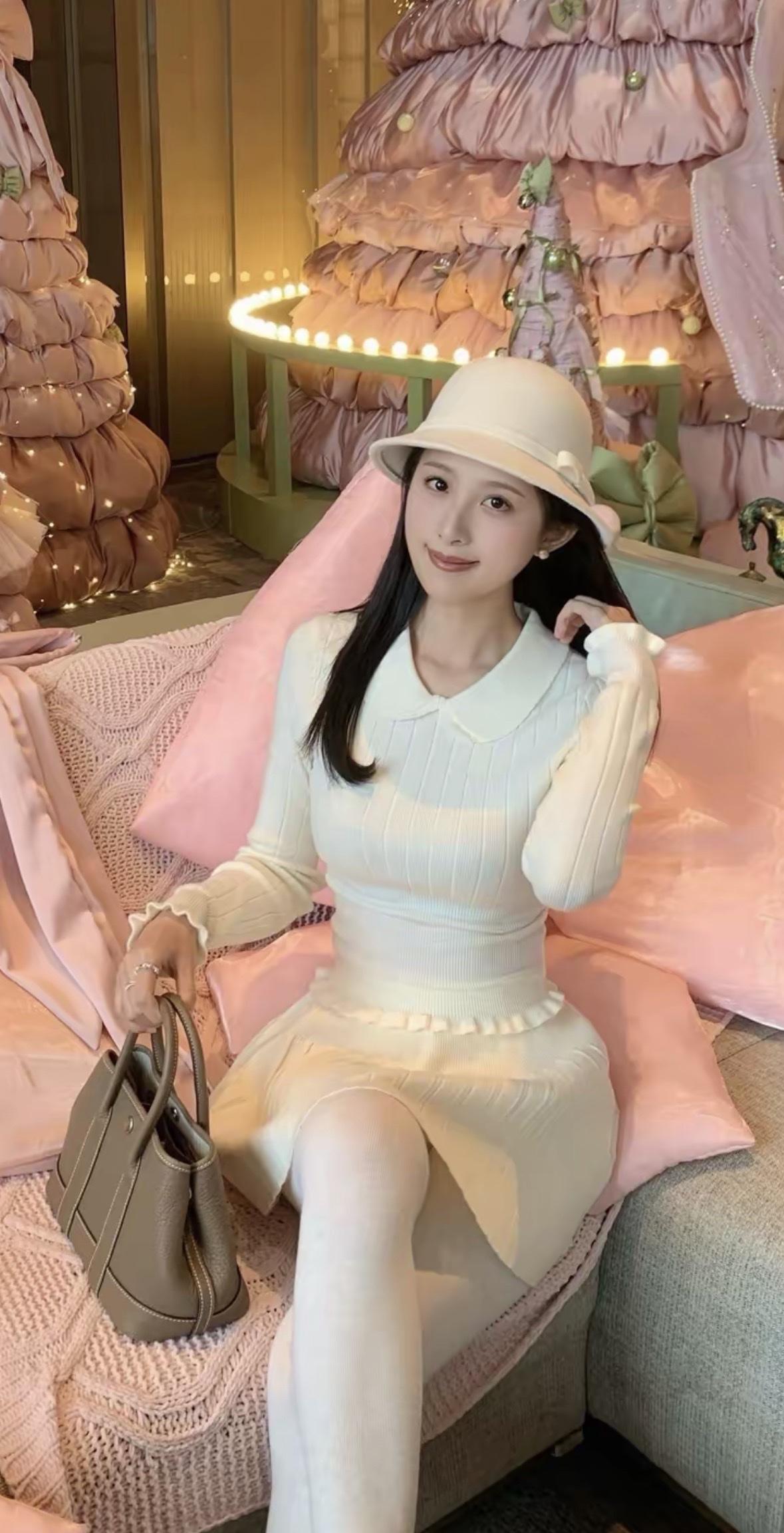 优雅穿搭指南：粉色梦幻背景下的时尚穿搭