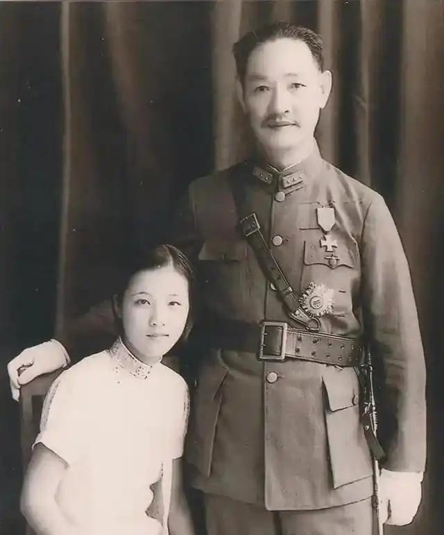 1938年，17岁女学生嫁给56岁上将，新婚夜，她羞答答地说了一句：“你这么老，