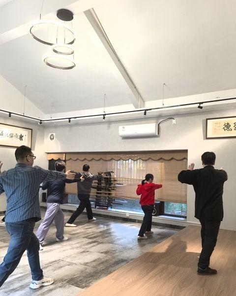 八段锦第二式·左右开弓似射雕 🌿
📍广州 尚武拳舍·武当太极·传统养生八段锦