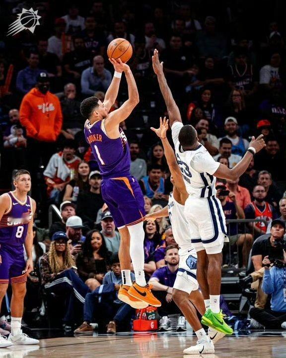 布克超远三分绝杀不中，四连败。老实说，布克最后两攻的进攻选择都挺糟糕的，盯着大个