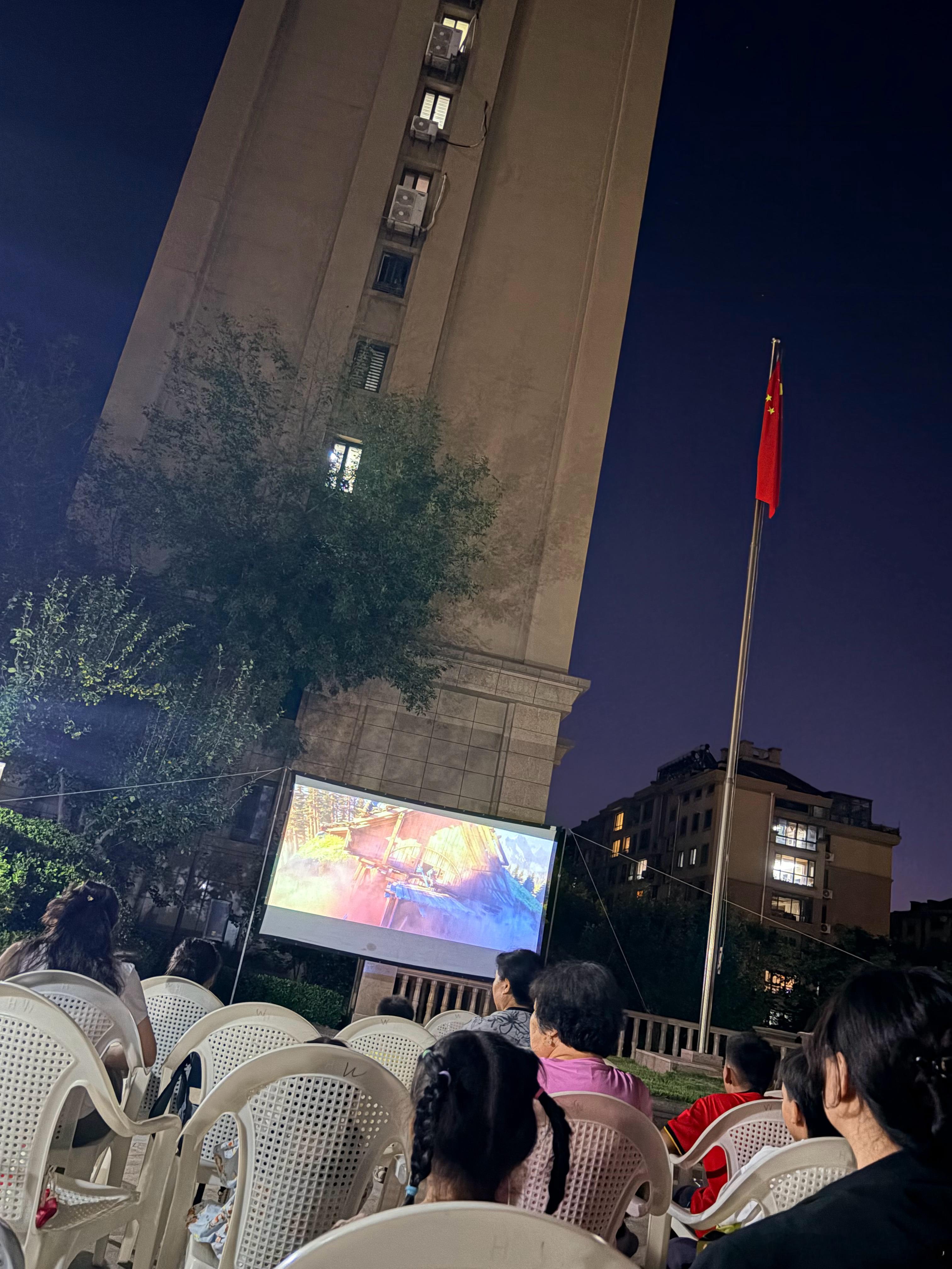 小区组织看电影樱桃的小伙伴没有一个能出来的[允悲]学习压力这么大吗？还是我该给?
