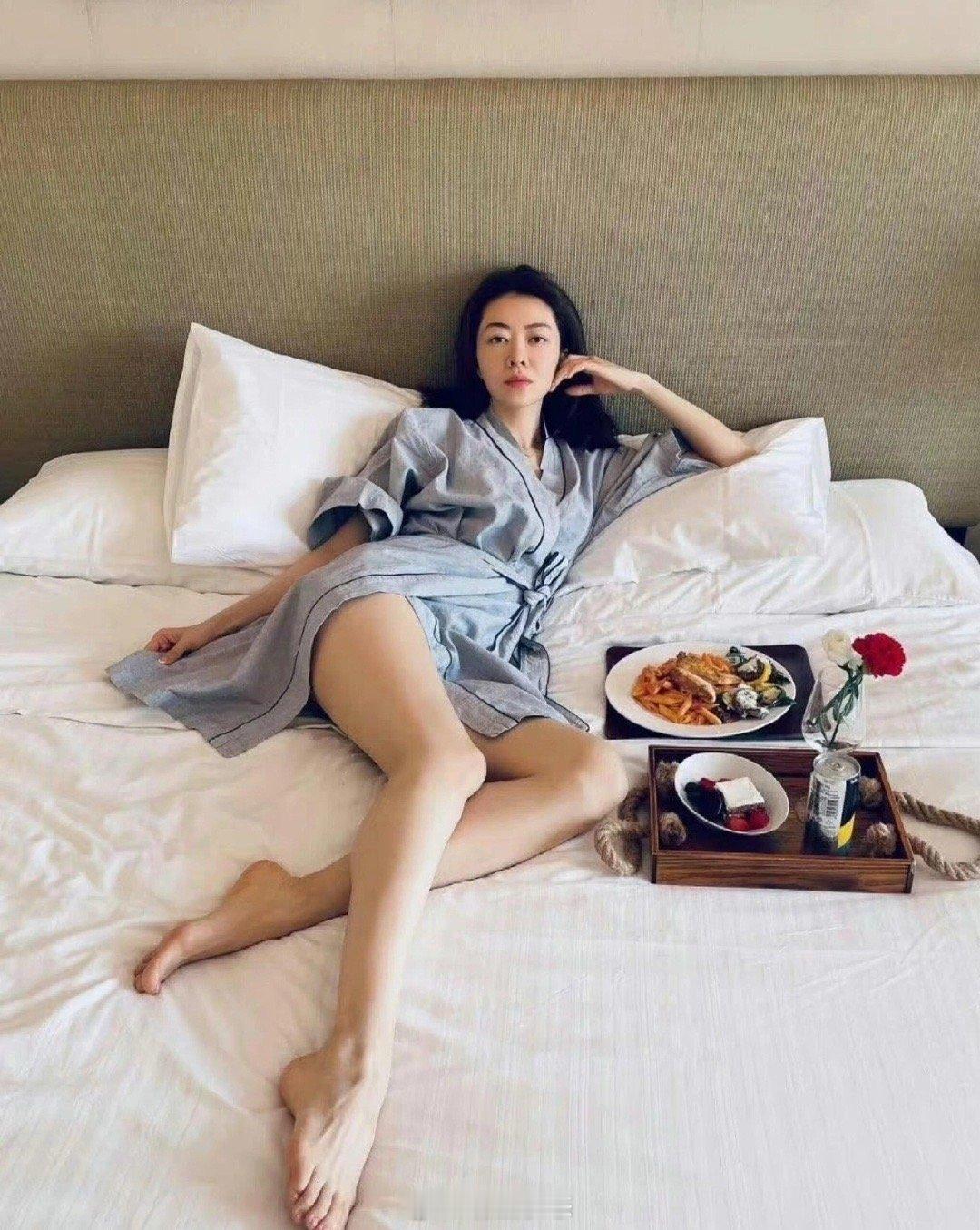 熊黛林这脚丫子得40号太大了[允悲] ​​​