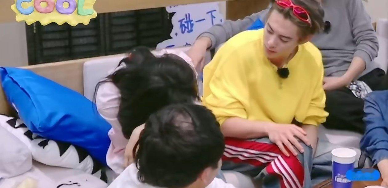 徐志胜头顶怎么了亲爱的客栈 《亲爱的客栈》最新一期全员晒8年前照片，徐志胜的片段