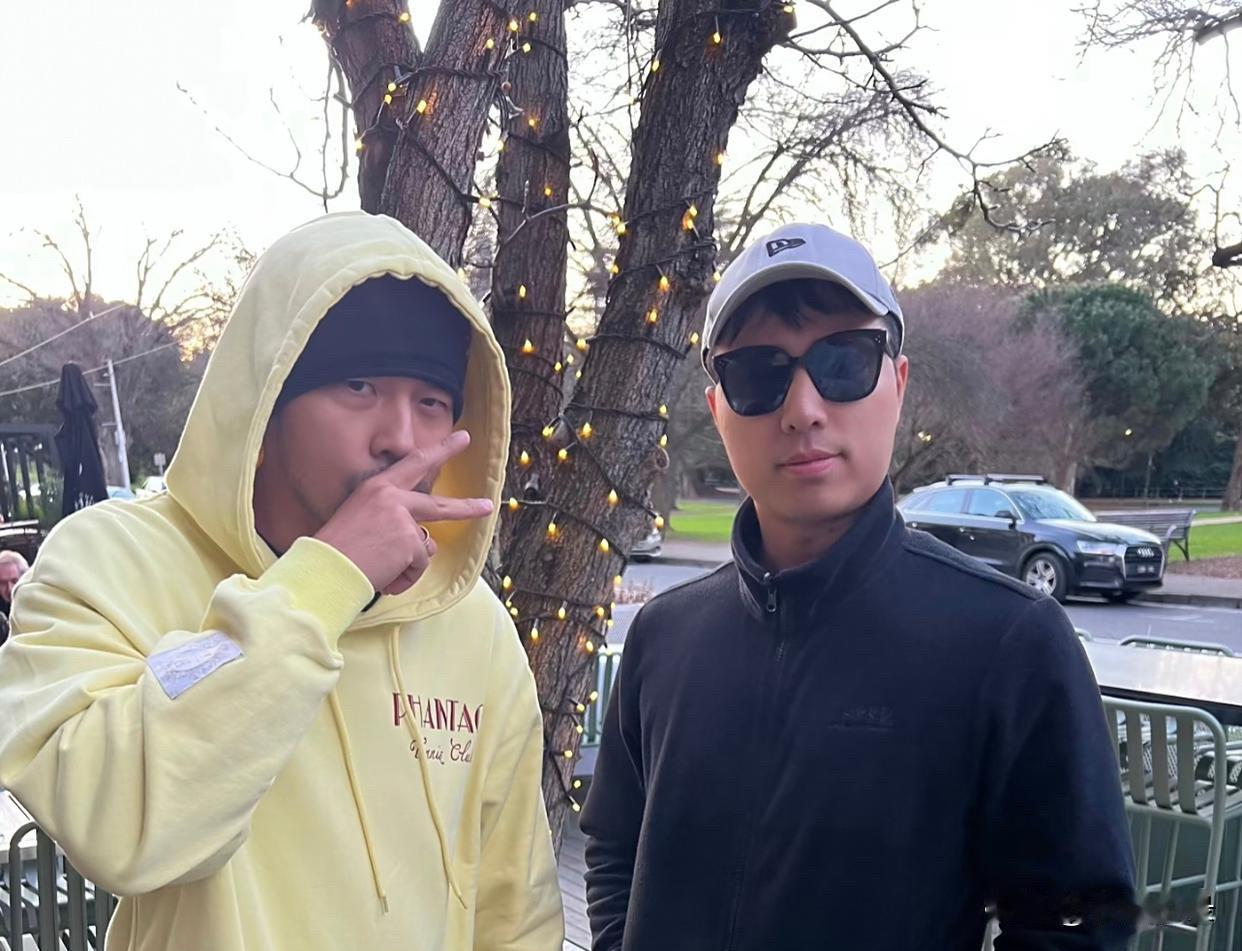 周杰伦在澳大利亚街头被偶遇，他看起来变化好大，蓄起了胡子，黑眼圈很重，皮肤黝黑，