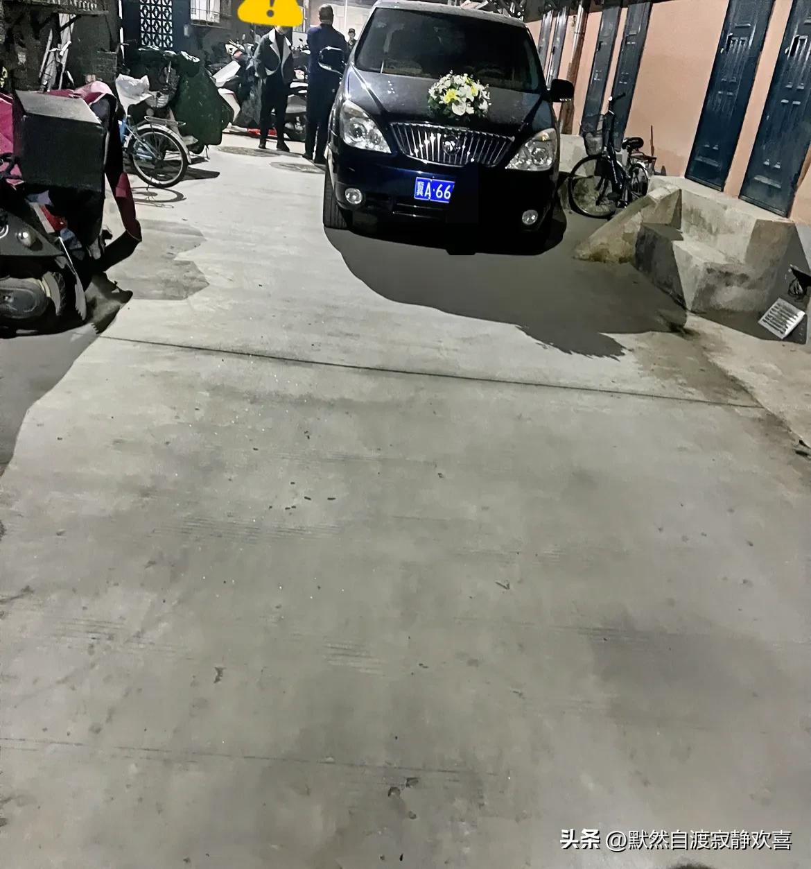第一次近距离看殡仪车
吃过晚饭去快递柜拿快件 。一出单元门看见隔壁单元停了一个黑