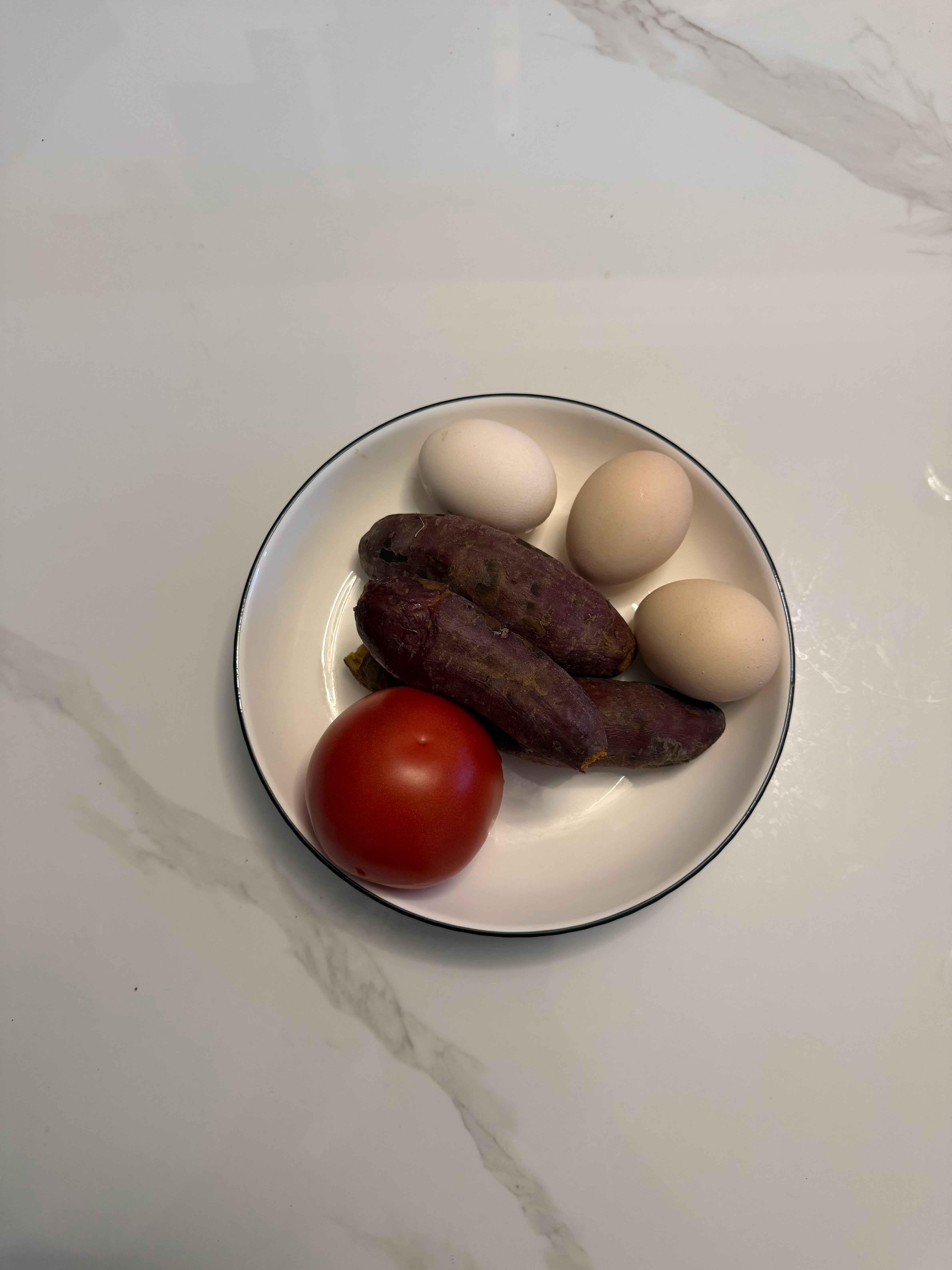 今日练了。今天的三餐分享：早餐吃多了，中午和晚饭就相对减少一些。晚饭点的减脂餐（