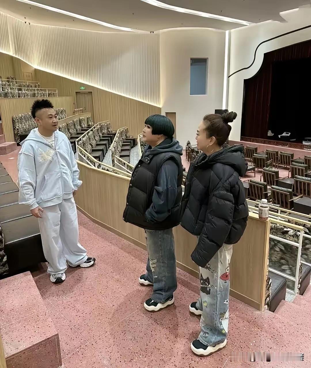 郭德纲的妻子确实很美丽，别管她胖不胖，人家打扮的时尚，相夫教子，还能成为职场女强