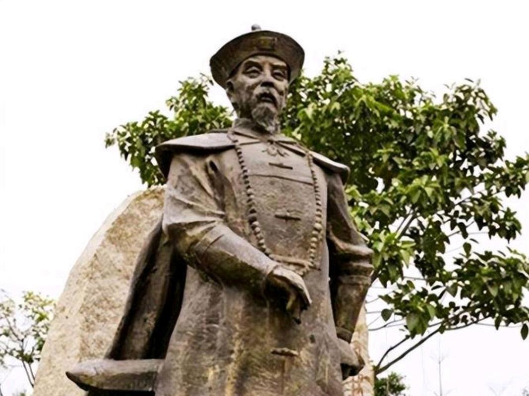 吃大明俸禄的人，一个个跑去给清军带路。

反倒是被大明剿了几十年的"反贼"，撑起