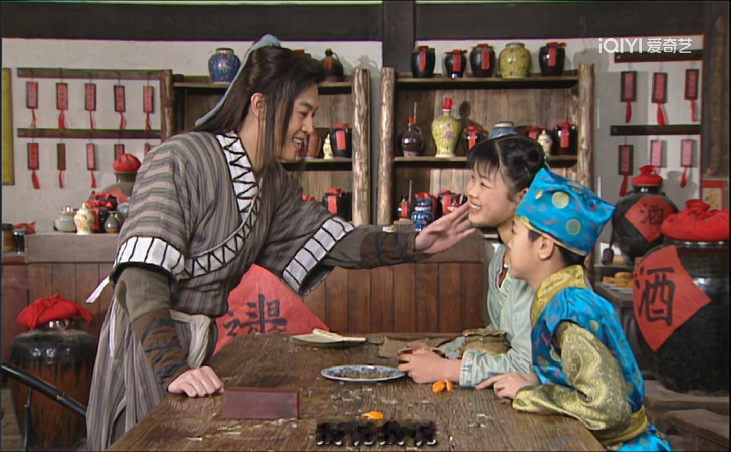《我为湘玉存大钱》第130集同福客栈由小贝开始当掌柜的了，为了增加营收，小贝威胁