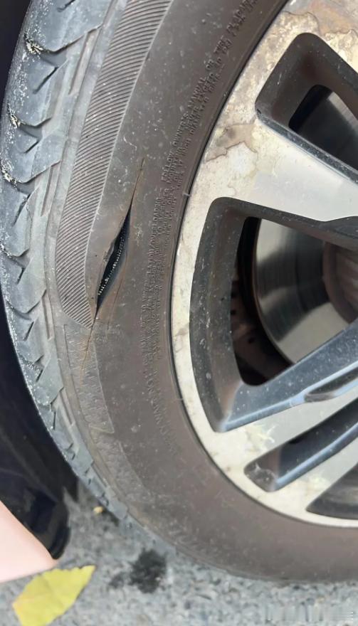 这路边停着的是谁的车，太危险了，早晚得出事吧[笑cry] ​​​