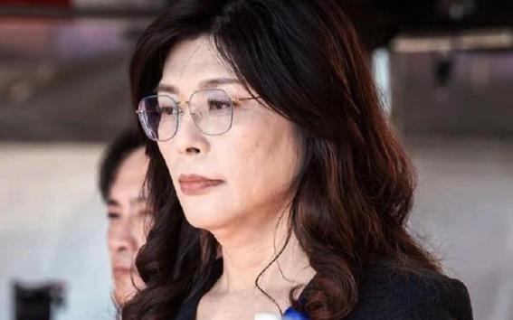 现在全网最糟心的女人就是郑丽文了吧！不是因为她在新北站台时喊口号没人应和，也不是