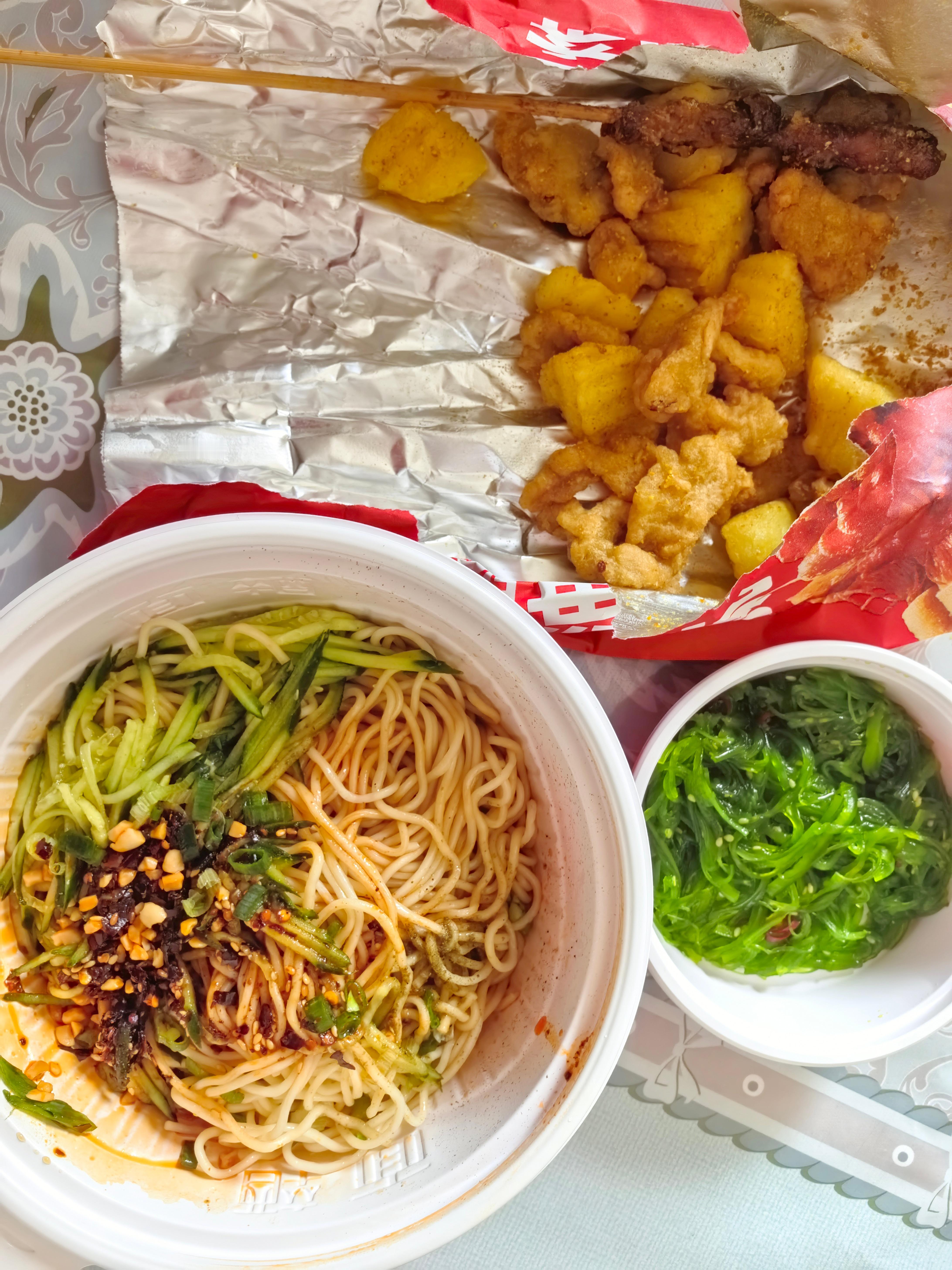 又懒得做饭了，给儿子订份凉拌面，他也爱吃这口～ 