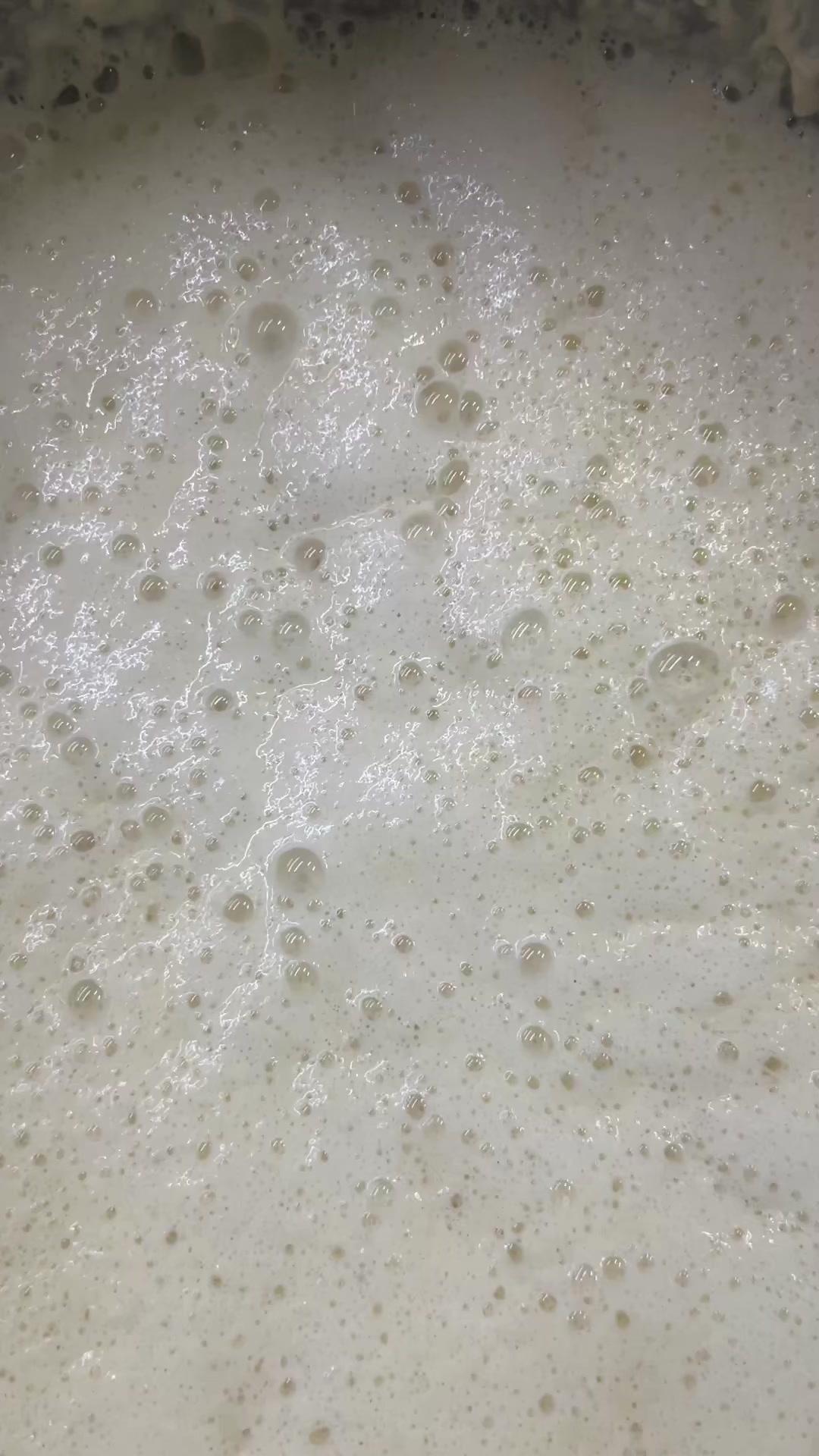 自己用米酒酵子发的面做馒头，又香又甜，口感特别好，比外面买的还好吃。

1️⃣发
