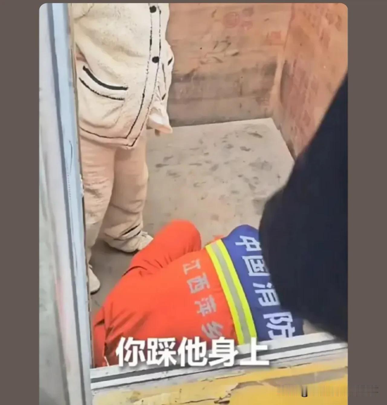 跪下让孕妇踩着上去的那瞬间我又一次哭了这几天把我哭惨了

平时车站到处都写着军人