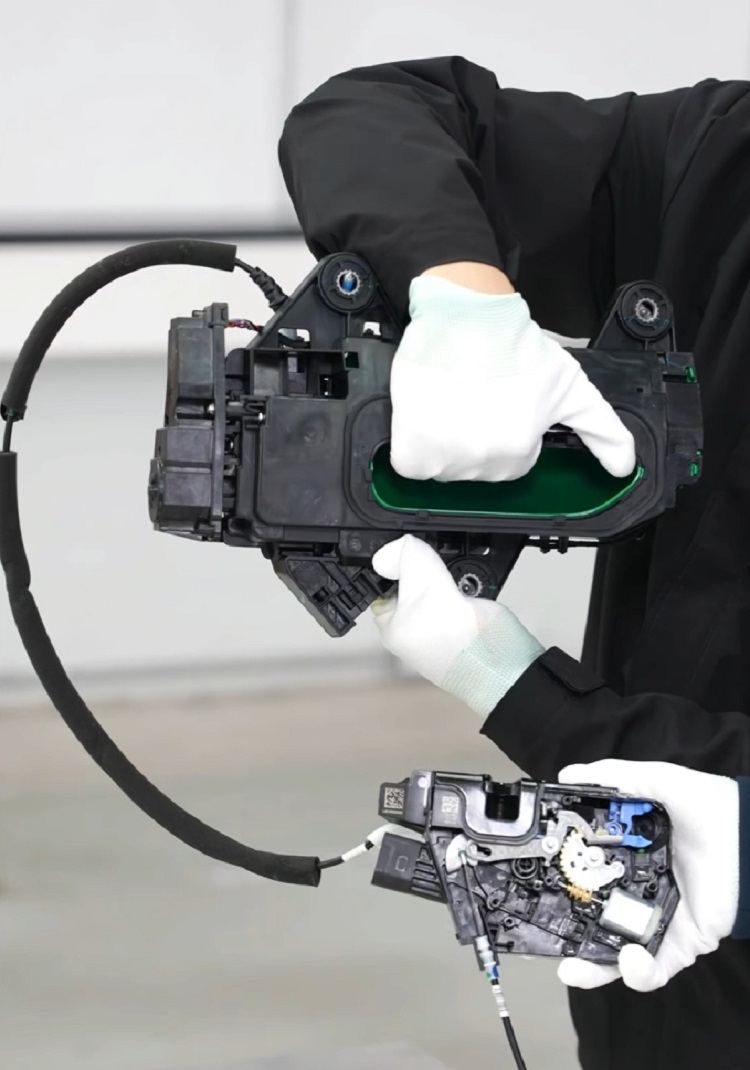 在小米直播过程中，雷军亲手演示了新一代SU7车门把手的机械开启装置，表示该设计已