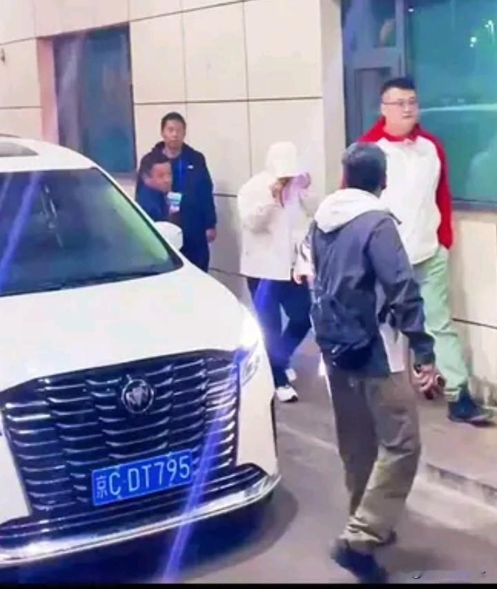 DT7！这车牌号有点意思！究竟是来接送谁的呢？10.15晚河北省运动会开幕式现场