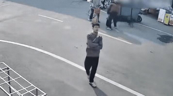 虽然本人也养狗，但是对这种不栓绳的咬人恶犬，必须打死，否则的话，这东西的危害太大