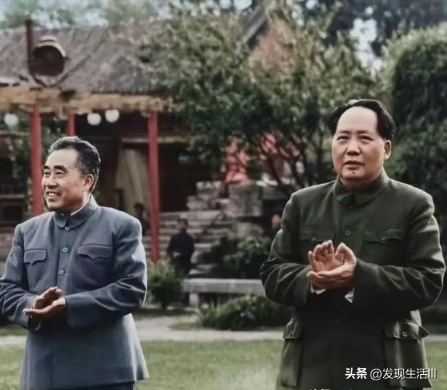 一张历史老照片，北平香山双清别墅，风光旖旎，古色古香，教员着草绿色中山装，总司令