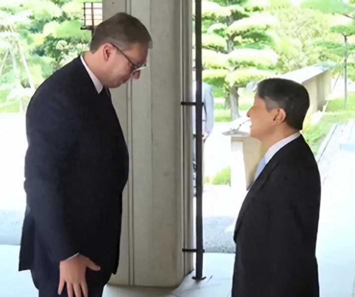 武契奇，给中国，上了最深刻的一课！他用行动告诉我们：真正的国家生存之道，不是把鸡