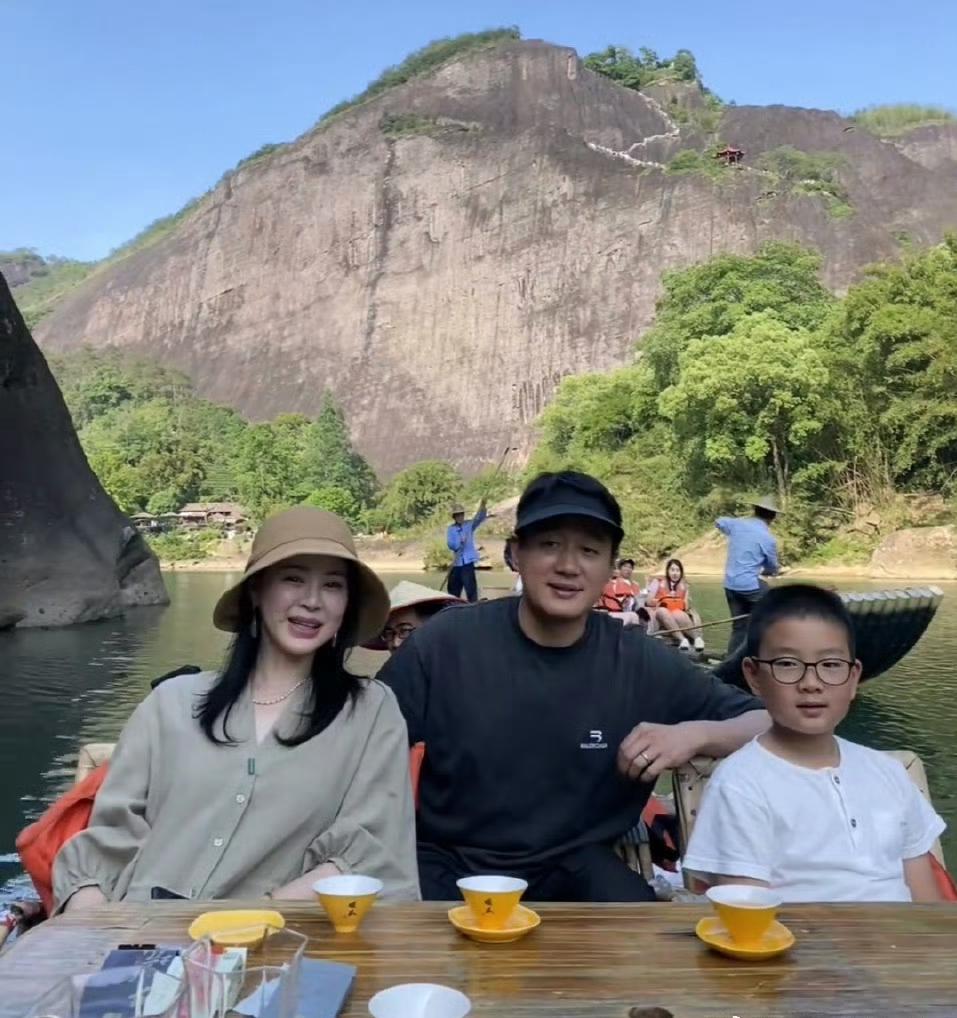佟大为回老家参加婚礼，
夫妻俩只带着他们的三胎儿子。
没有滤镜明星也变得真实了，