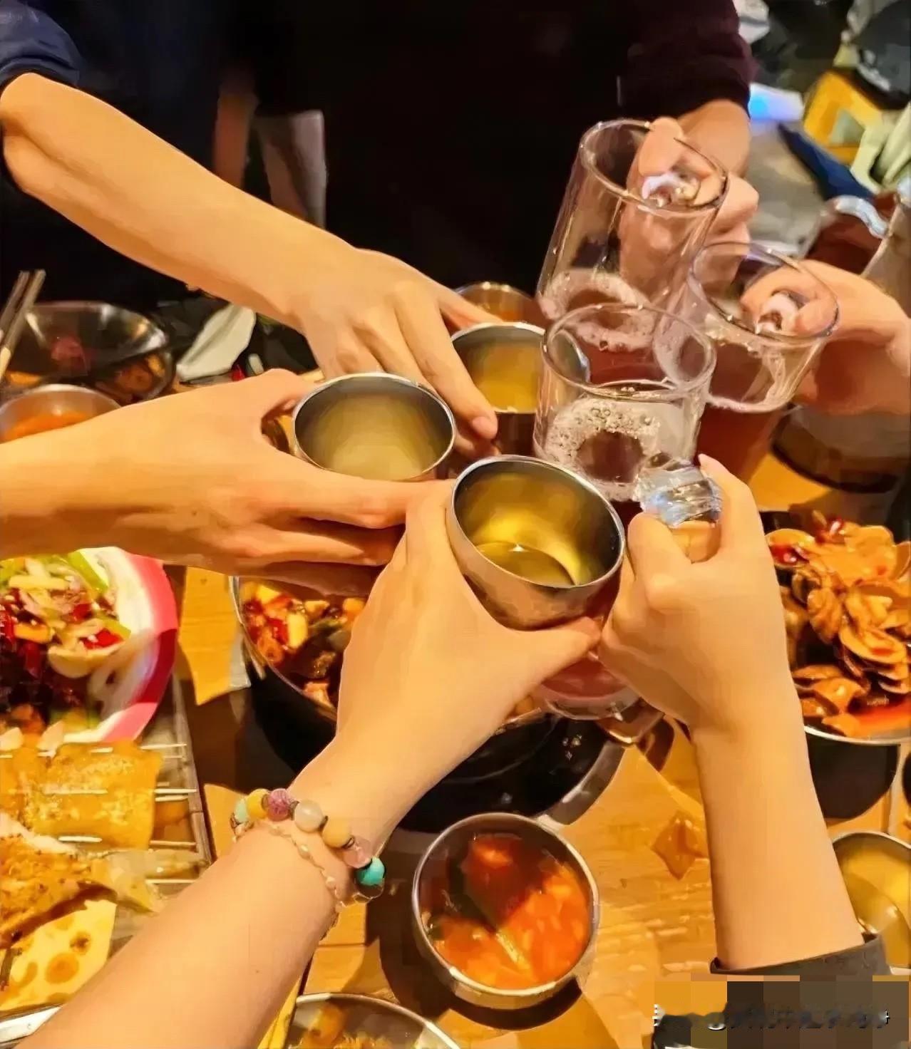 辽宁大连，一男的请10个美女去吃烧烤，消费1125元，男子让10个女子先走，他留