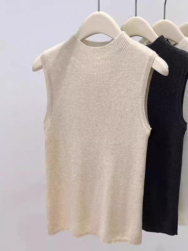 最近买了两件这样的无袖半高领的针织打底，外面搭开衫太舒服了。半高领脖子不冷还好看