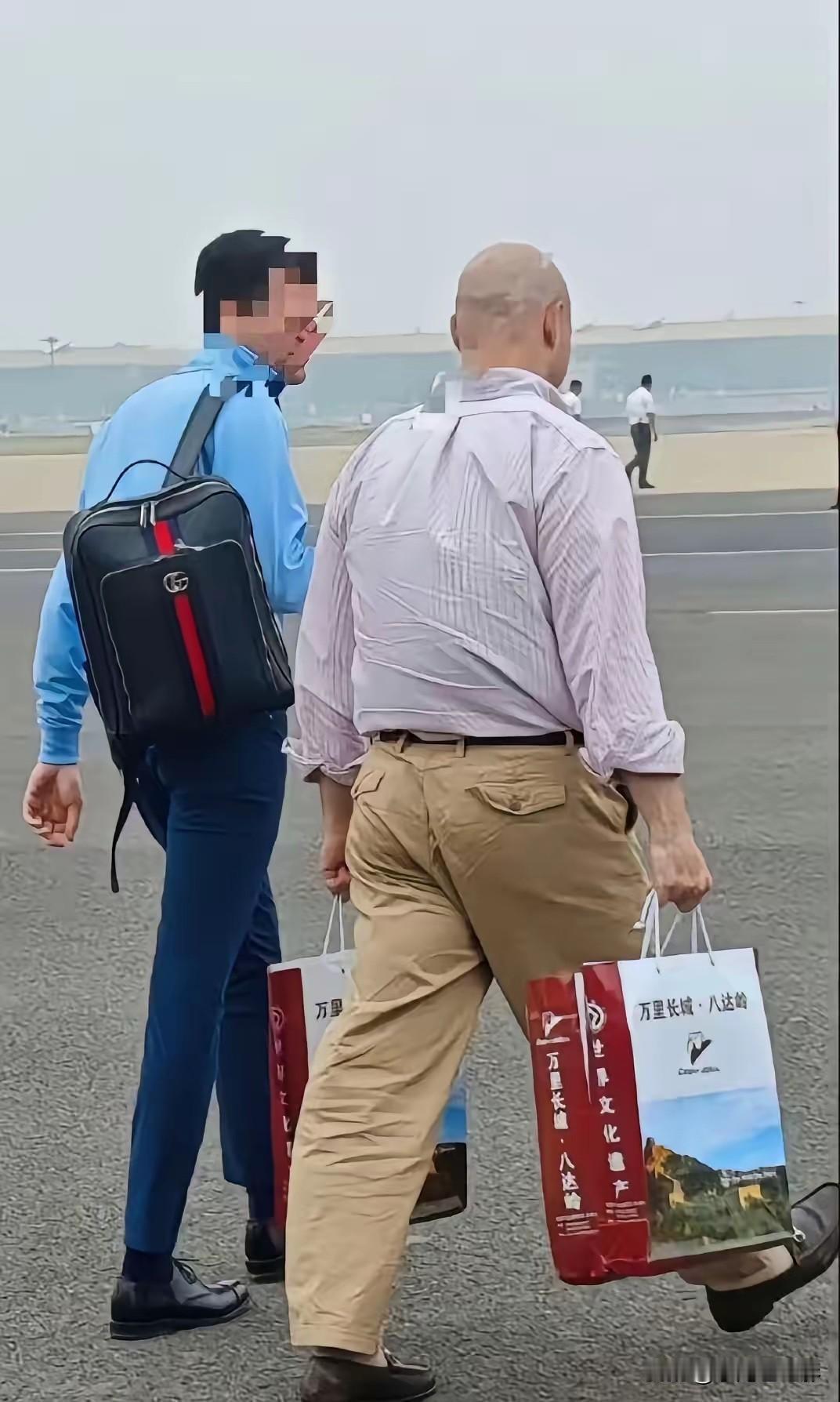 美方访华团离开时，高层空手走过安检，普通工作人员却偷偷把盒饭塞进包里。
这事儿看