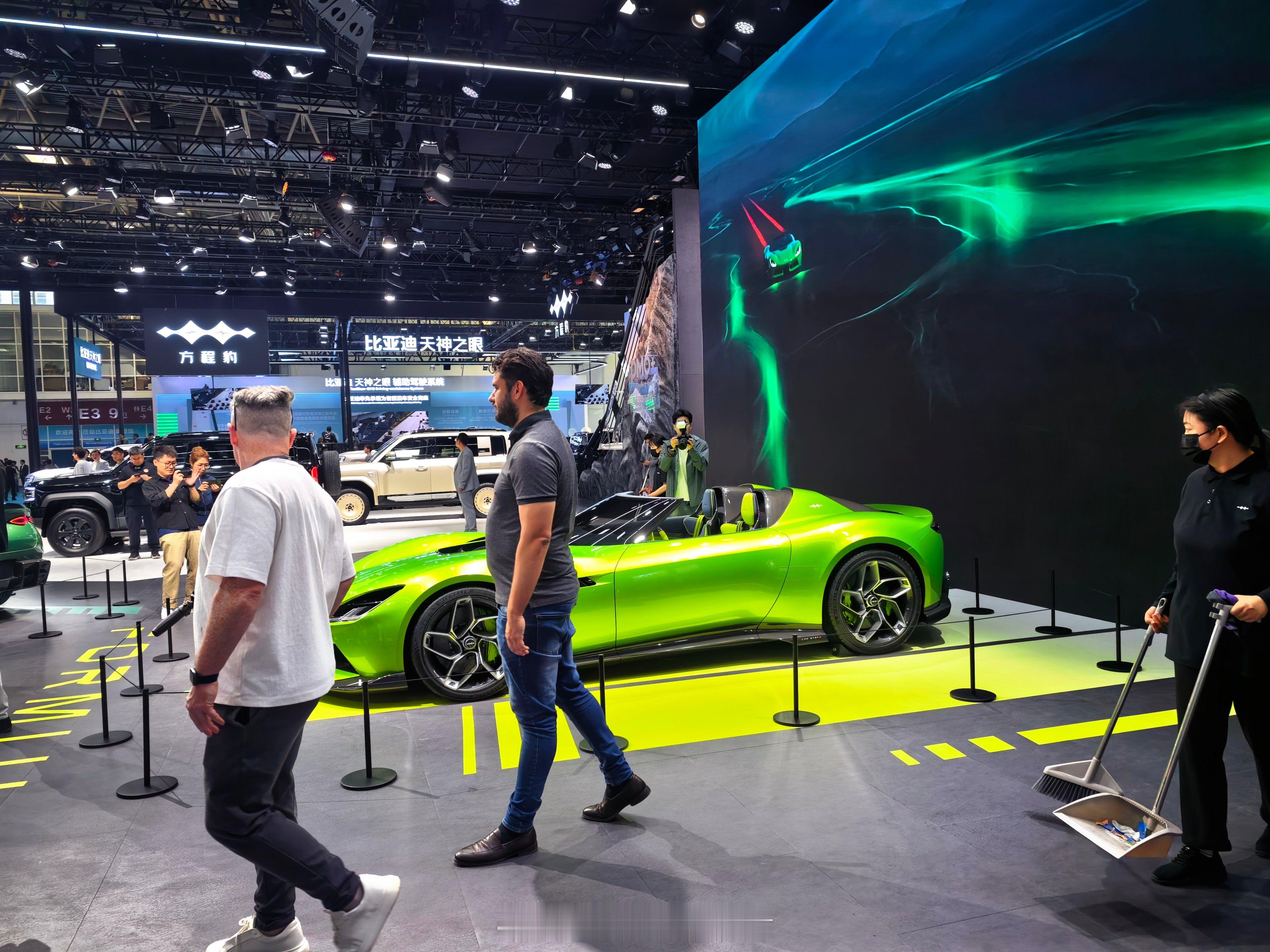 大v聊车 方程豹FormulaX 很受国外友人的喜欢啊，我在旁边待了不到十分钟，