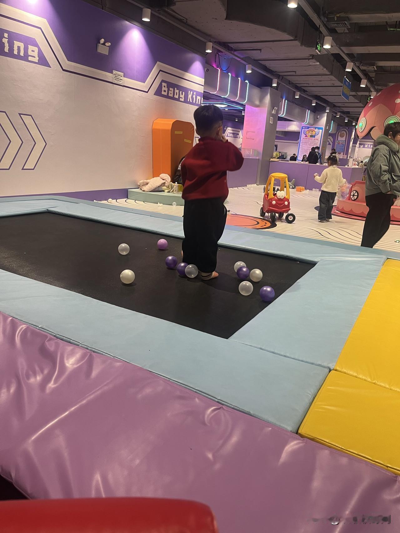 一到星期六就要来这里玩
跟小伙伴们都玩嗨了
开心的很
从大姨家吃了饭过来一直玩到