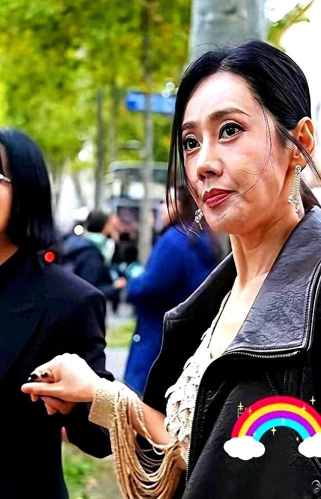 凌晨三点，于晓光瞪着天花板，手机每隔几分钟就“叮”一声，老婆秋瓷炫的副卡又消费了