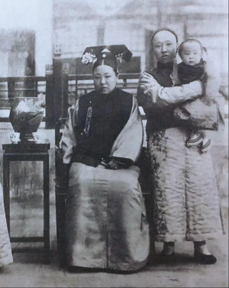 末代皇帝溥仪的亲奶奶、摄政王载沣的生母刘翠妍正五品典卫刘德庆之女，生于同治六年（