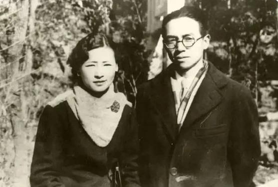 什么样婚姻是最好，诗人舒婷在《致橡树》中说：相互依偎又相互独立。
其实当下的大龄
