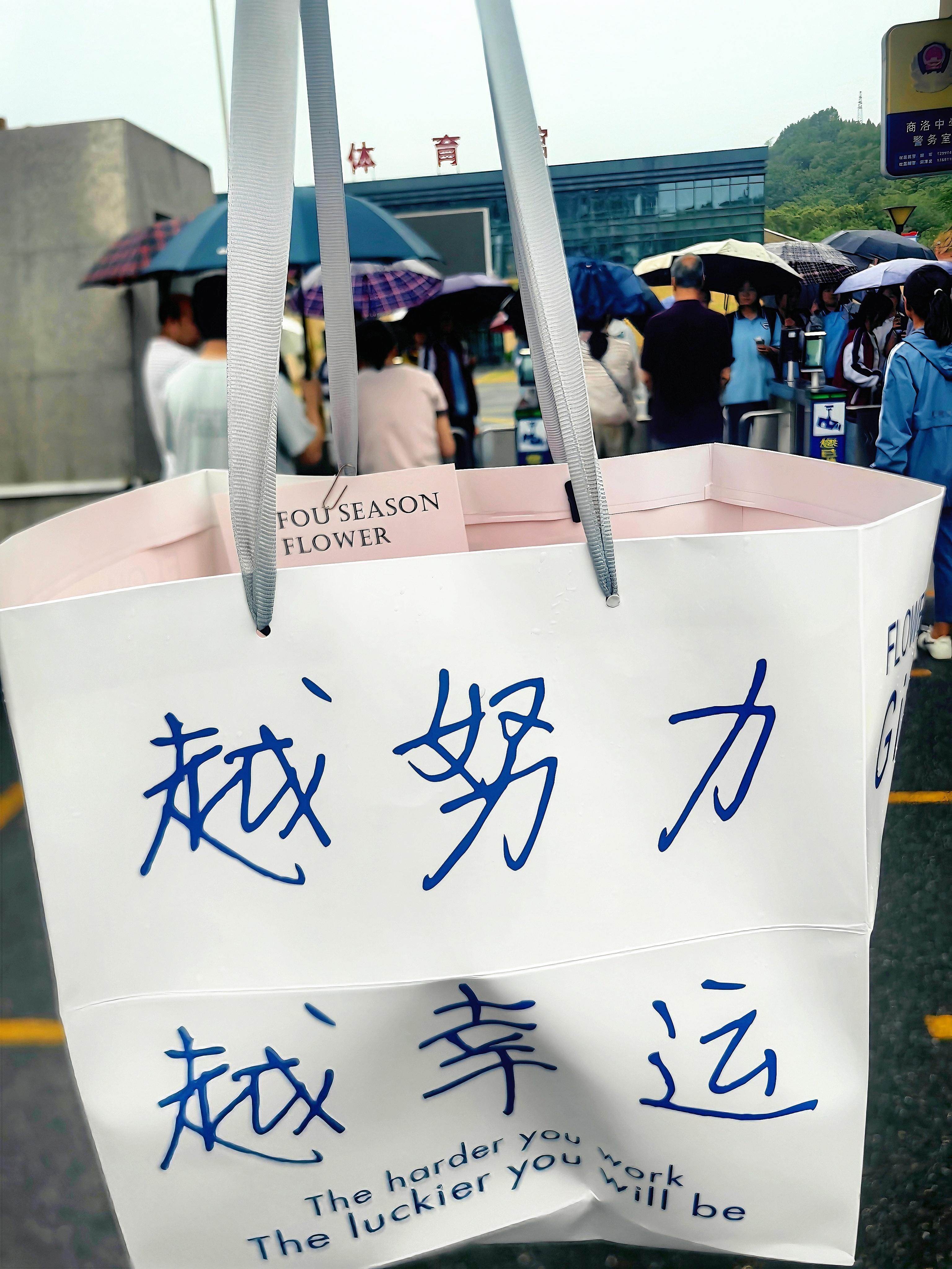 秦岭笑谈[超话]越努力，越幸运。有时候，退一步拯救了别人，也保护了自己！ ​​​