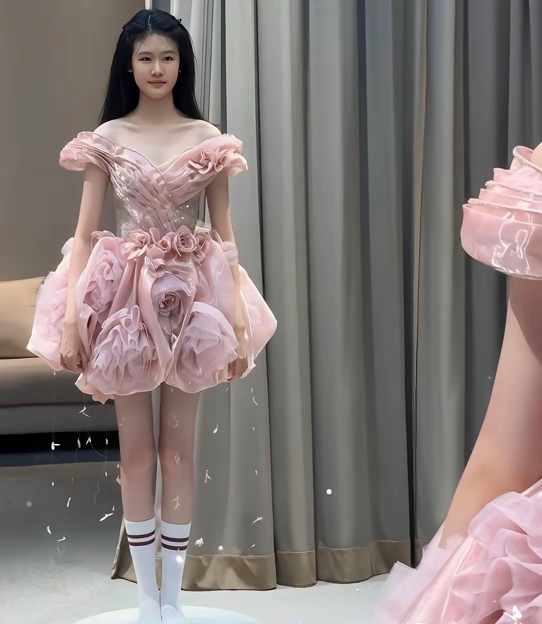 陆毅家大女儿马上18岁了，鲍蕾陪着孩子去挑选“成人礼”裙子，贝儿穿上15cm防水