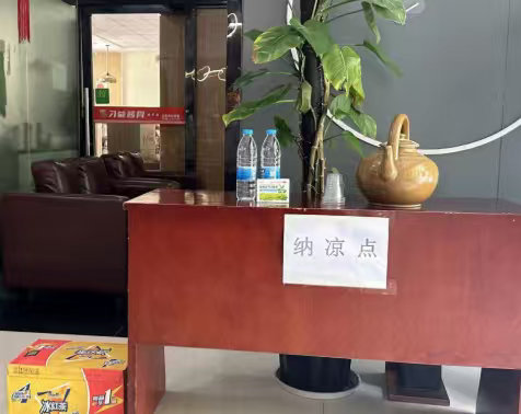 各平台骑手集体吹东风 来势汹汹的三伏天让室外工作者懂得哪凉快哪歇着去的这句话的精