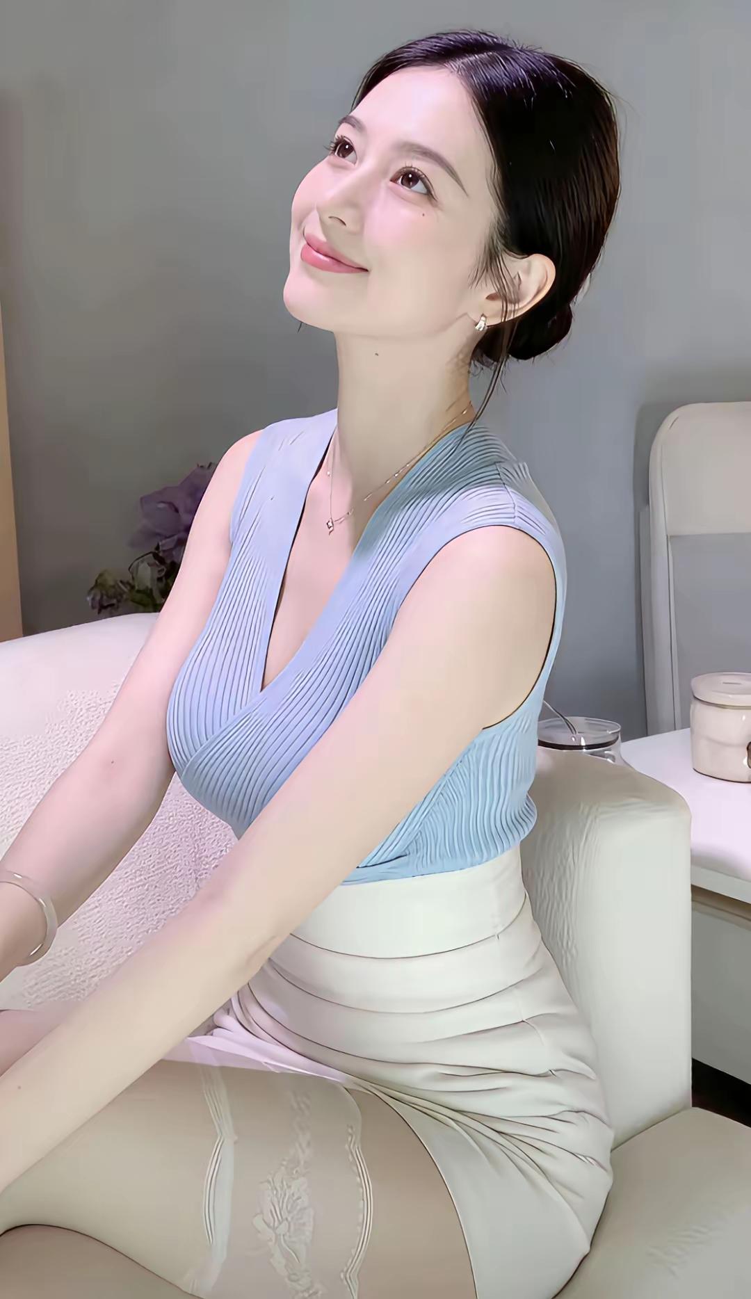 优雅气质，浅蓝条纹连衣裙，温柔微笑，时尚穿搭