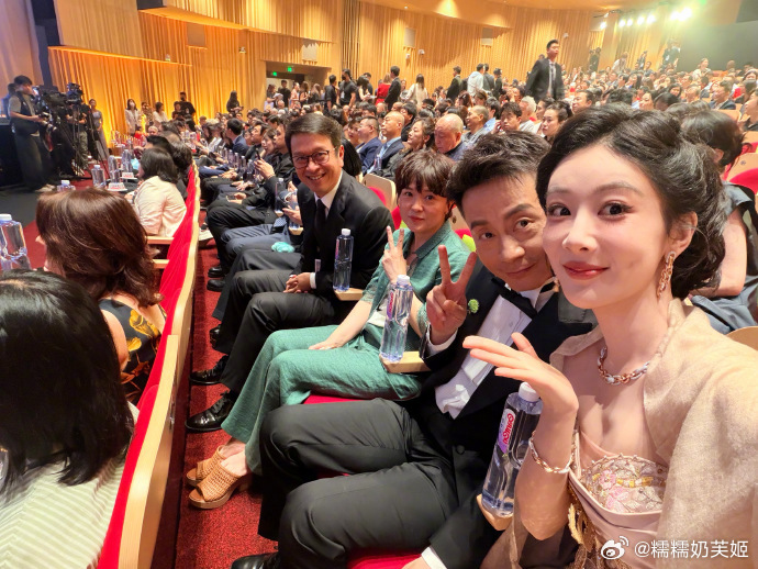 杨紫白玉兰后发文杨紫还是很不真实的感觉长文温柔真挚，尽显杨紫谦逊通透的处事态度 