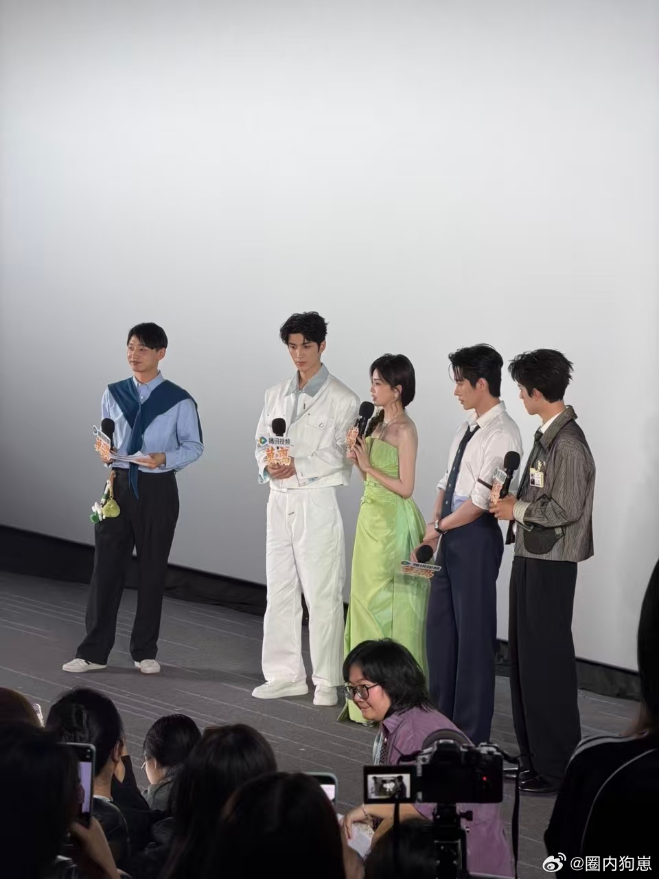 丞磊现场射箭性张力拉满腾讯娱乐莫离追剧团 现场实拍射箭全程行云流水，握弓沉稳不晃