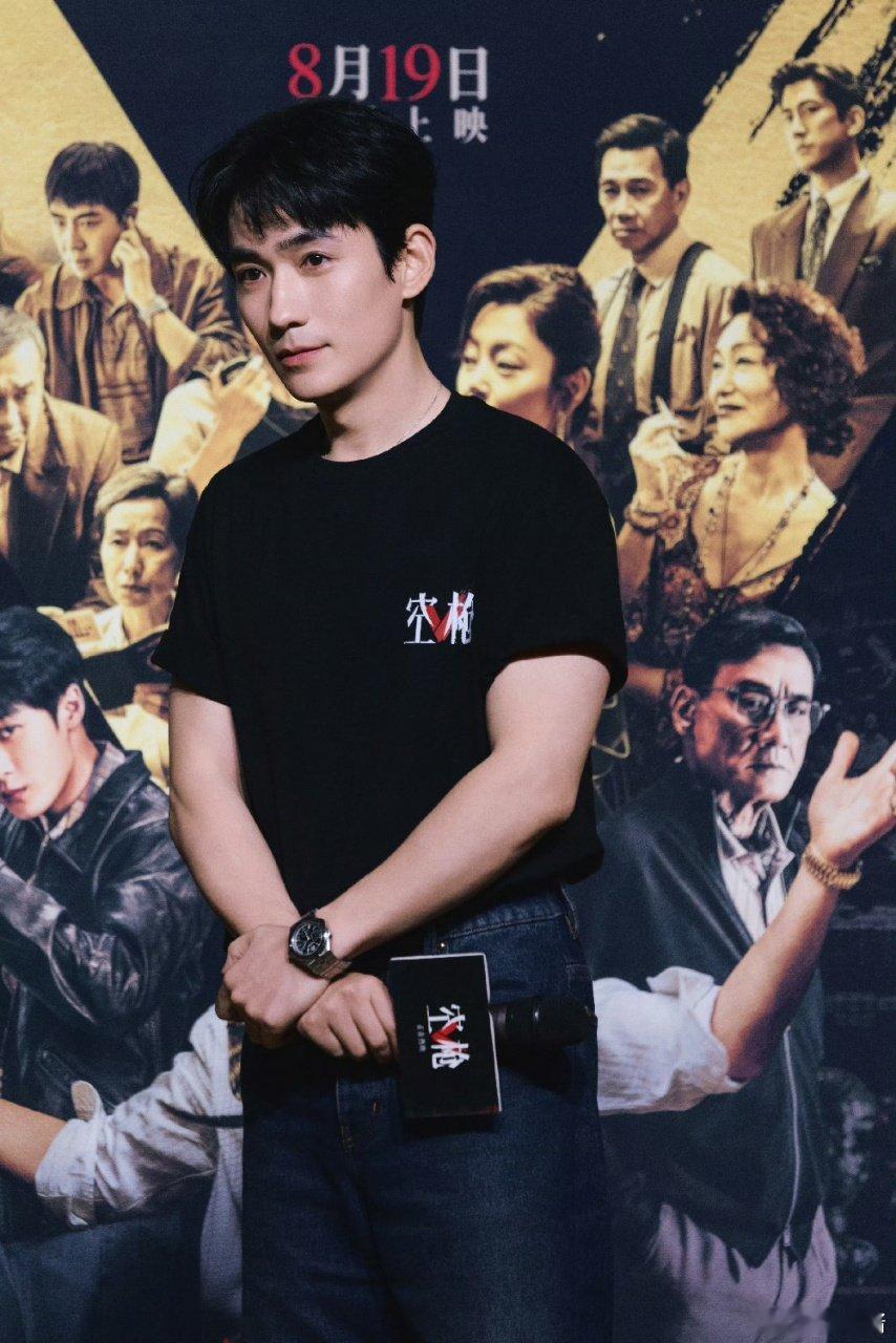 朱一龙玩游戏演技骗过了所有人 谁懂？在一日光影记录中玩卧底游戏狂飙演技，讲述香港