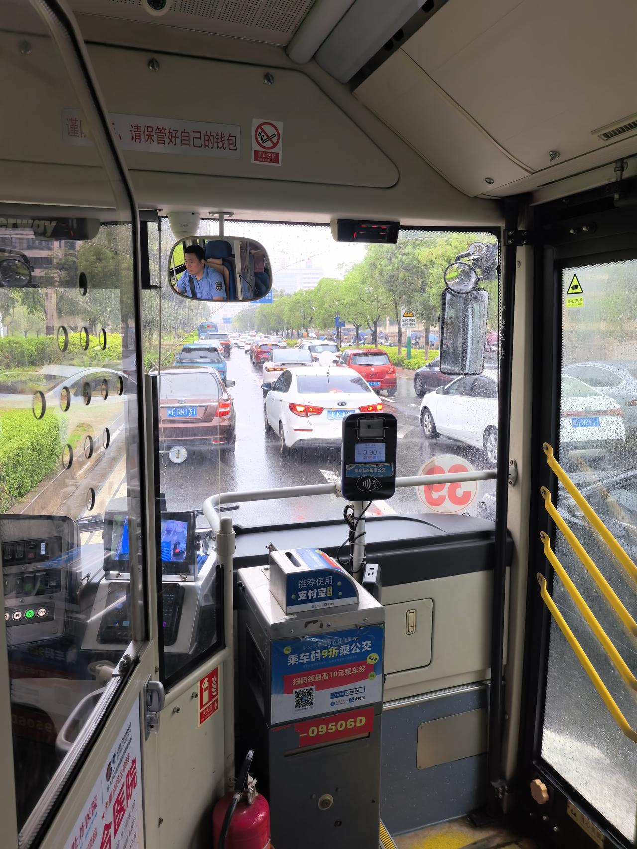 《七律～干群防洪有力》

一夜风云雨滴声，
声声入耳见真情。
谁知大水龙王庙，