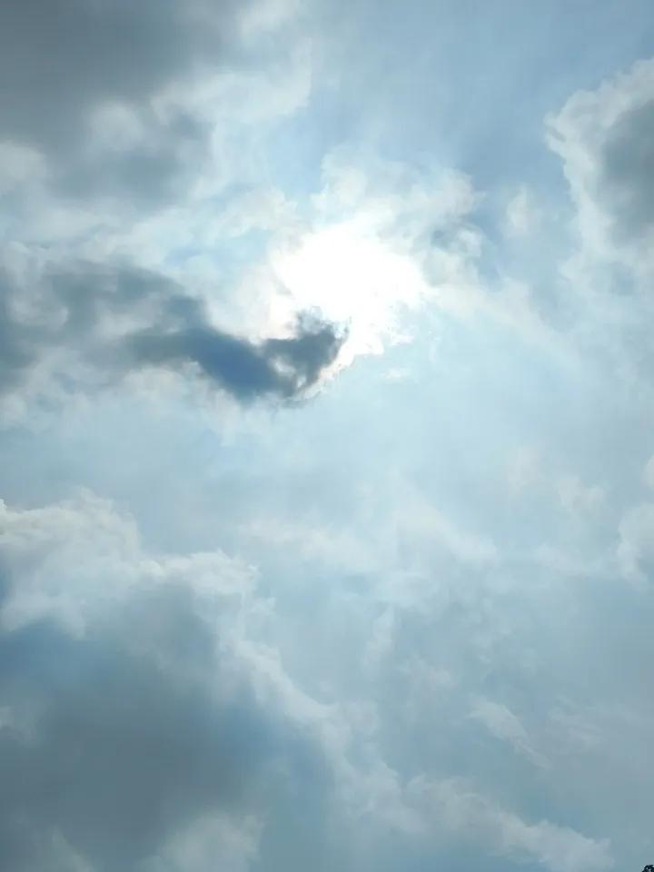 这是中午1点15分拍摄的天空的太阳，虽然时隐时现，但是热得要命！
头条首发