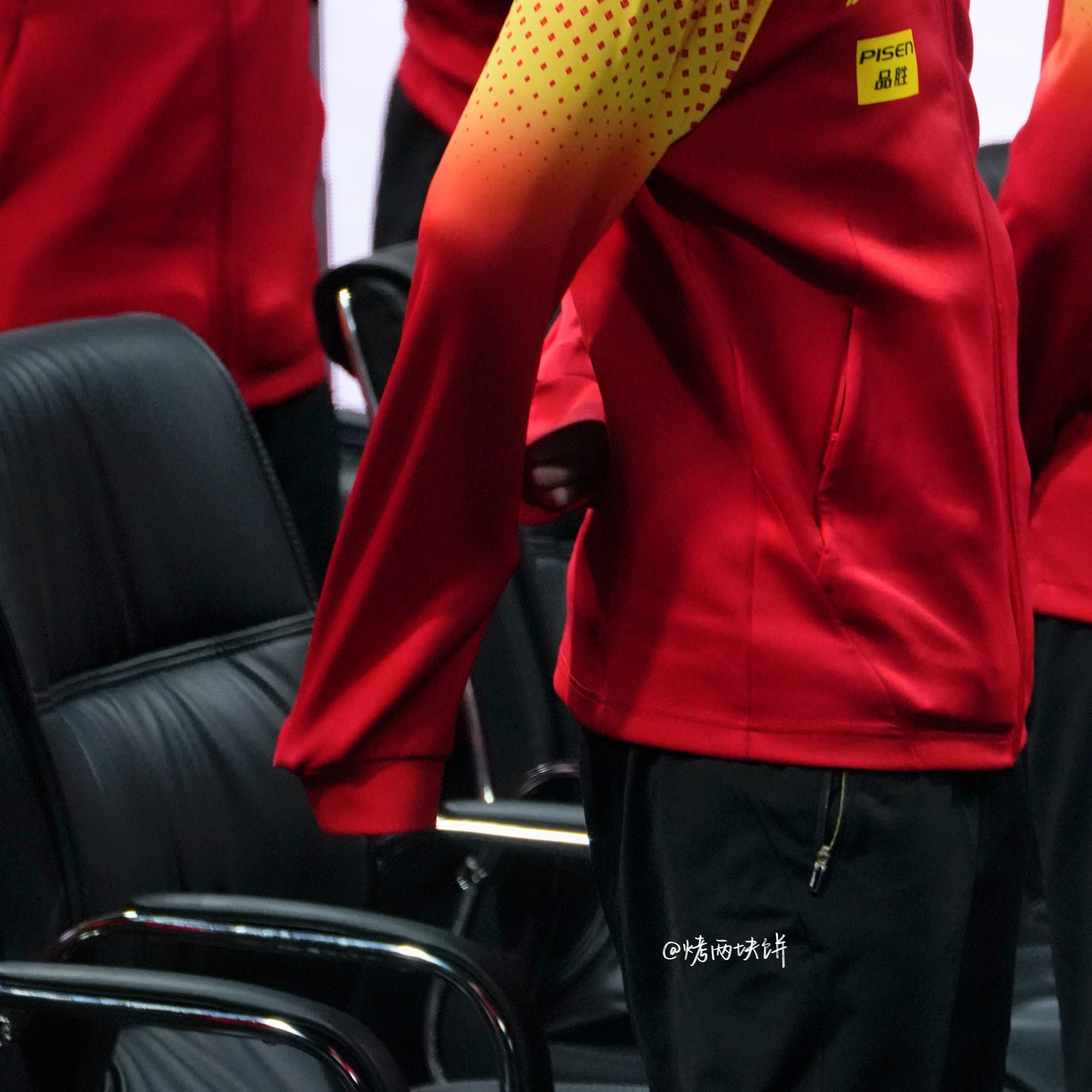 小王一直在玩袖子～这时候就有人问了 小王小王你怎么这么萌呀 