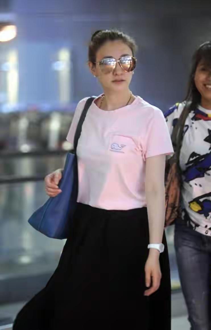 李小冉选了一件浅粉色短袖 T 恤，这种低饱和度的粉色一点都不挑人，反而衬得她皮肤