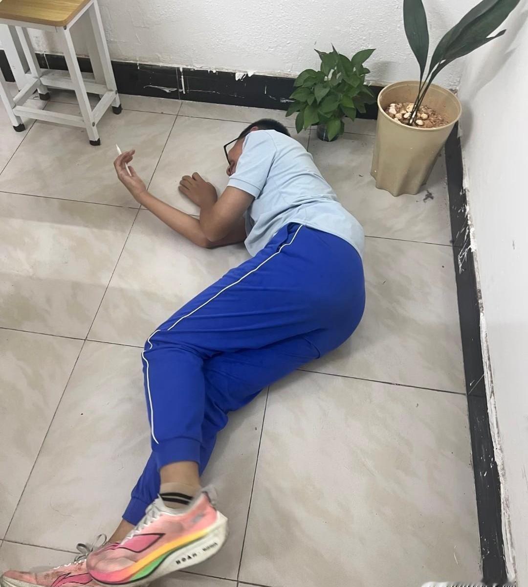 现在有些全职妈妈，真的有点“魔怔”了。
她们把孩子的成绩单，当成了自己的KPI考