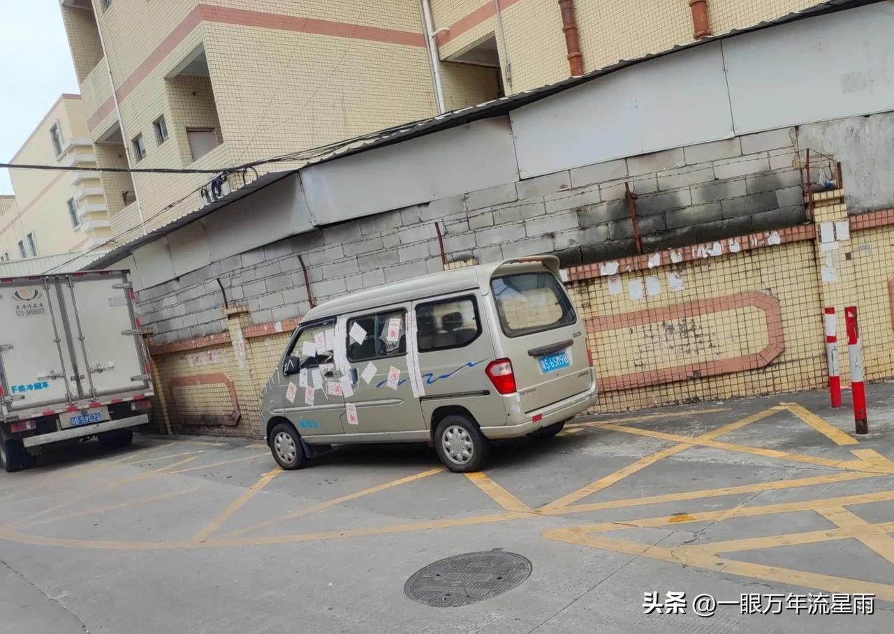 我的车除了交警贴罚单，都没被路人贴过，停人家门口也会事先跟人打招呼，停别人店面前